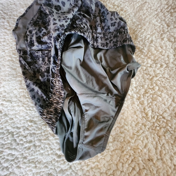 ATHLETA Animal Printed Mesh Racer Short 4" Women's Sz Small Leopard - Picture 6 of 6